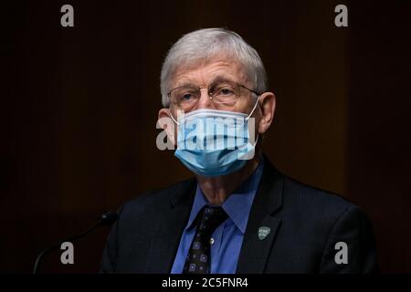 (200702) -- WASHINGTON, 2. Juli 2020 (Xinhua) -- Francis Collins, Direktor des National Institutes of Health (NIH) der USA, nimmt an einer Anhörung des Unterausschusses für Arbeit, Gesundheit und menschliche Dienste, Bildung, Und verwandte Agenturen über den Plan, am 2. Juli 2020 einen Coronavirus-Impfstoff auf dem Capitol Hill in Washington, DC, USA, zu erforschen, herzustellen und zu vertreiben. (Graeme Jennings/Pool via Xinhua) Stockfoto