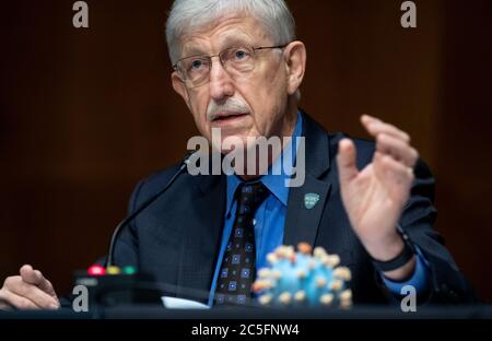 (200702) -- WASHINGTON, 2. Juli 2020 (Xinhua) -- Francis Collins, Direktor des National Institutes of Health (NIH) der USA, bezeugt während einer Anhörung des Unterausschusses für Arbeit, Gesundheit und menschliche Dienste, Bildung, Und verwandte Agenturen über den Plan, am 2. Juli 2020 einen Coronavirus-Impfstoff auf dem Capitol Hill in Washington, DC, USA, zu erforschen, herzustellen und zu vertreiben. (Saul Loeb/Pool via Xinhua) Stockfoto