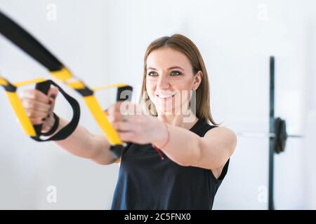 Portrait einer jungen Frau, die im Fitnessstudio trainiert Stockfoto