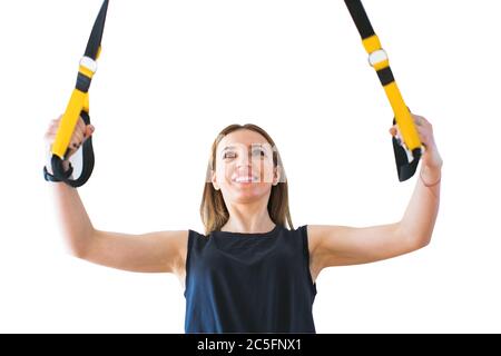 Portrait einer jungen Frau, die in der Turnhalle auf weiß isoliert trainiert Stockfoto