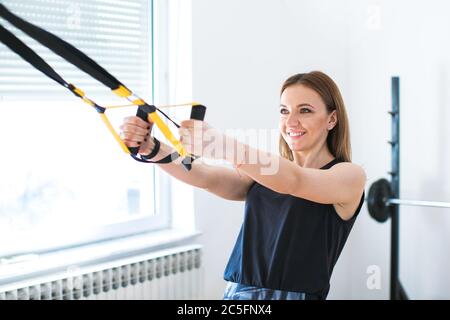 Portrait einer jungen Frau, die im Fitnessstudio trainiert Stockfoto