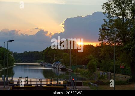 Sonnenuntergang am Limmer Schleuse von Continental Limmer. Stockfoto