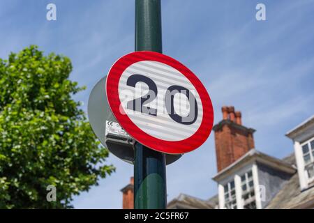 20 mph Schild an der Vorstadtstraße, Station Road, Hampton, Borough of Richmond-upon-Thames, Greater London, England, Vereinigtes Königreich Stockfoto