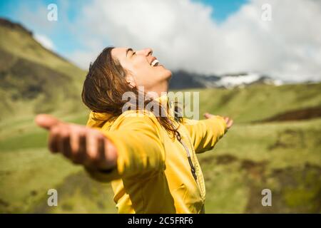 Frau eine schöne Landschaft zu betrachten Stockfoto