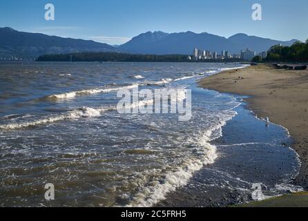 Kitsilano Beach Morgen. Kitsilano Beach an der English Bay am Morgen. Im Hintergrund sind die North Shore Mountains. Vancouver, British Columbia, Stockfoto