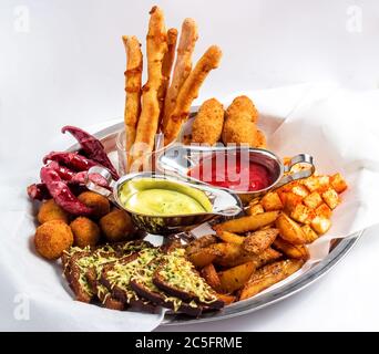 Große Teller, große Auswahl an Snacks für Bier serviert Stockfoto