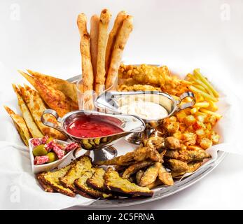 Große Teller, große Auswahl an Snacks für Bier serviert Stockfoto