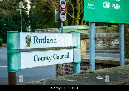 OAKHAM/RUTLAND, ENGLAND, 18. APRIL 2020: Schild des Rutland County Council am Eingang zum gemeindegebäude Stockfoto