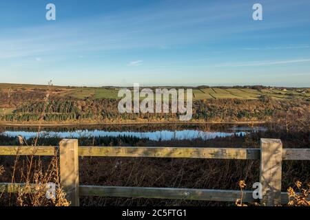 Der Himmel ist tagsüber in Großbritannien auf dem Land atemberaubend Stockfoto