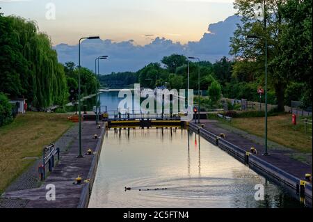 Sonnenuntergang am Limmer Schleuse von Continental Limmer. Stockfoto