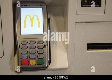 Moskau 23/08/2019 Zahlungsterminal im McDonald's Restaurant Stockfoto