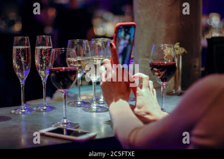 Moskau 10/10/2019 Freunde Mädchen in der Nacht-Bar Selfie auf сell Telefon Stockfoto