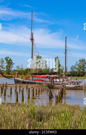 Hölzerne geschälte Segelketsche auf der Britannia Schiffswerft in Steveston British Columbia Kanada gebunden Stockfoto