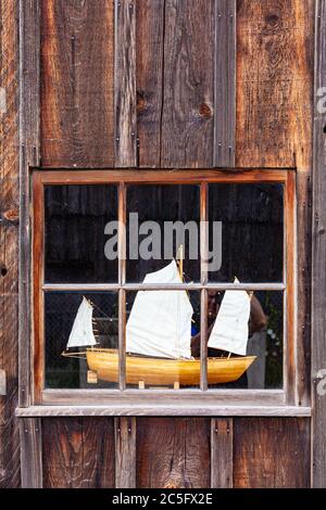 Modellboot im Schaufenster einer Werkstatt auf dem Britannia Ship Yard-Gelände in Steveston British Columbia Kanada Stockfoto