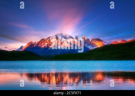 Die ersten Lichter der Sonne erleuchteten die Gipfel des Paine Massif mit ihren Reflexen im Wasser der Laguna Amarga. Stockfoto