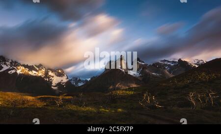 Das Licht der Gipfel des Paine-Massivs ist fleckig, Wolken ziehen über dem Berg Stockfoto