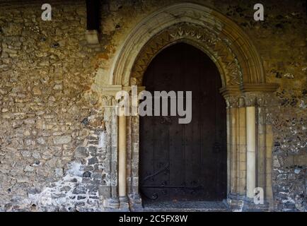 Alte Tür in der Nordwand des Refektoriums in Prittlewell Priorat, Prittlewell, Southend, Essex, einst unter dem Cluniac-Befehl von St. Pancras Lewes. Stockfoto