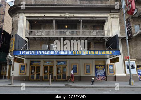 New York City, USA. Juni 2020. Ein Mann geht an einem geschlossenen Gerald Schoenfeld Theater vorbei, wo das broadway-Stück Come From Away in New York, NY, am 30. Juni 2020 aufgeführt wird. Die Broadway-Shows und -Aufführungen wurden von der Broadway League angekündigt und sind bis Ende 2020 wegen der weltweiten COVID-19 Pandemie geschlossen. (Anthony Behar/Sipa USA) Quelle: SIPA USA/Alamy Live News Stockfoto