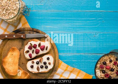 Frühstück mit französischem Toast mit frischen Beeren Stockfoto