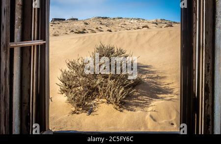 Ein offenes Fenster auf einem alten heruntergekommenen Haus, Kolmanskop, Karas Region, Namibia Stockfoto