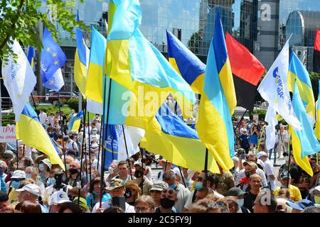 Kiyv, Ukraine. Juli 2020. Anhänger von Petro Poroschenko protestieren am 1. Juli 2020 mit Plakaten und Fahnen am Bezirksgericht Pechersky in Kiew, Ukraine. Der ehemalige ukrainische Präsident, Petro Poroschenko, Vorsitzender der politischen Partei der Europäischen Solidarität, die jetzt ein Gesetzgeber der Ukraine ist, wird wegen Amtsmissbrauchs im Zusammenhang mit der Ernennung des Chefs des ausländischen Geheimdienstes im Jahr 2018 angeklagt. (Foto: Aleksandr Gusev/Pacific Press/Sipa USA) Quelle: SIPA USA/Alamy Live News Stockfoto