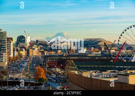 Blick auf Mount Rainier vom Pike Place in Downtown Seattle Stockfoto