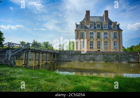 Chateau La Ferté St Aubin, Frankreich mit alter Holzbrücke und Gartenblick Stockfoto