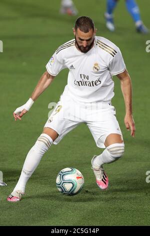 Madrid, Spanien. Juli 2020. Karim Benzema von Real Madrid tritt bei einem Fußballspiel der spanischen Liga zwischen Real Madrid und Getafe in Madrid, Spanien, am 2. Juli 2020 an. Quelle: Edward F. Peters/Xinhua/Alamy Live News Stockfoto