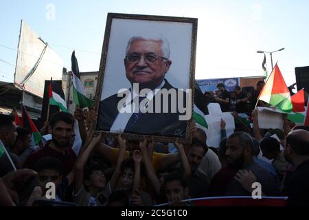 Khan Younis, Gaza. Juli 2020. Demonstranten halten Plakate des palästinensischen Präsidenten Mahmud Abbas während einer Demonstration gegen Israels Annexionspläne des Westjordanlandes in Khan Younis im südlichen Gazastreifen am Donnerstag, den 2. Juli 2020. Foto von Ismael Mohamad/UPI Kredit: UPI/Alamy Live Nachrichten Stockfoto