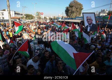 Khan Younis, Gaza. Juli 2020. Demonstranten halten Plakate des palästinensischen Präsidenten Mahmud Abbas während einer Demonstration gegen Israels Annexionspläne des Westjordanlandes in Khan Younis im südlichen Gazastreifen am Donnerstag, den 2. Juli 2020. Foto von Ismael Mohamad/UPI Kredit: UPI/Alamy Live Nachrichten Stockfoto