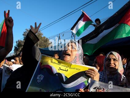 Khan Younis, Gaza. Juli 2020. Demonstranten halten Plakate des palästinensischen Präsidenten Mahmud Abbas während einer Demonstration gegen Israels Annexionspläne des Westjordanlandes in Khan Younis im südlichen Gazastreifen am Donnerstag, den 2. Juli 2020. Foto von Ismael Mohamad/UPI Kredit: UPI/Alamy Live Nachrichten Stockfoto