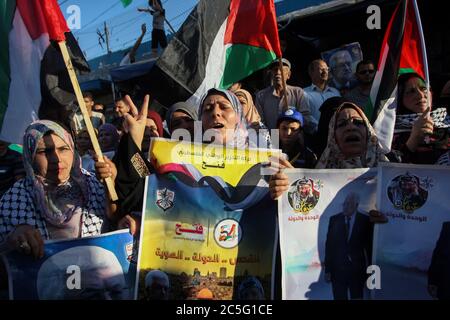 Khan Younis, Gaza. Juli 2020. Demonstranten halten Plakate des palästinensischen Präsidenten Mahmud Abbas während einer Demonstration gegen Israels Annexionspläne des Westjordanlandes in Khan Younis im südlichen Gazastreifen am Donnerstag, den 2. Juli 2020. Foto von Ismael Mohamad/UPI Kredit: UPI/Alamy Live Nachrichten Stockfoto