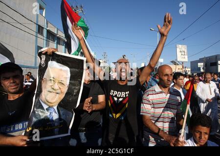 Khan Younis, Gaza. Juli 2020. Demonstranten halten Plakate des palästinensischen Präsidenten Mahmud Abbas während einer Demonstration gegen Israels Annexionspläne des Westjordanlandes in Khan Younis im südlichen Gazastreifen am Donnerstag, den 2. Juli 2020. Foto von Ismael Mohamad/UPI Kredit: UPI/Alamy Live Nachrichten Stockfoto