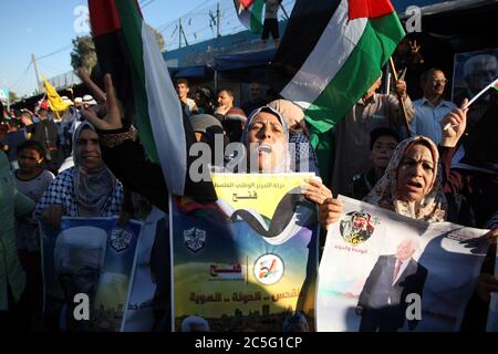 Khan Younis, Gaza. Juli 2020. Demonstranten halten Plakate des palästinensischen Präsidenten Mahmud Abbas während einer Demonstration gegen Israels Annexionspläne des Westjordanlandes in Khan Younis im südlichen Gazastreifen am Donnerstag, den 2. Juli 2020. Foto von Ismael Mohamad/UPI Kredit: UPI/Alamy Live Nachrichten Stockfoto