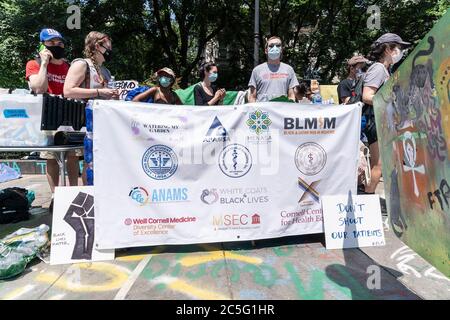 New York, Usa. Juli 2020. Mitglieder der Student National Medical Association brachten Wasser, Gesichtsmasken, Desinfektionsmittel für Demonstranten, die weiterhin Bereich neben dem Rathaus besetzen. (Foto von Lev Radin/Pacific Press) Quelle: Pacific Press Agency/Alamy Live News Stockfoto