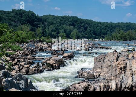 Zerklüftete Felsen, atemberaubende Ausblicke und das gefährliche weiße Wasser des Potomac River im Great Falls Park in McLean, Fairfax County, Virginia. Stockfoto