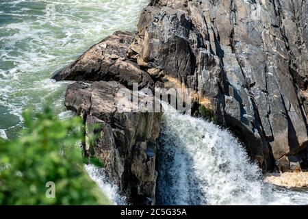 Zerklüftete Felsen, atemberaubende Ausblicke und das gefährliche weiße Wasser des Potomac River im Great Falls Park in McLean, Fairfax County, Virginia. Stockfoto