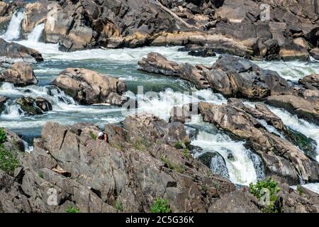 Zerklüftete Felsen, atemberaubende Ausblicke und das gefährliche weiße Wasser des Potomac River im Great Falls Park in McLean, Fairfax County, Virginia. Stockfoto