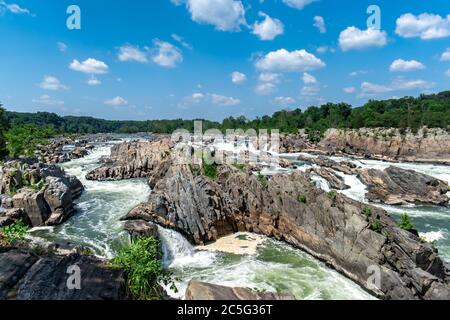 Zerklüftete Felsen, atemberaubende Ausblicke und das gefährliche weiße Wasser des Potomac River im Great Falls Park in McLean, Fairfax County, Virginia. Stockfoto