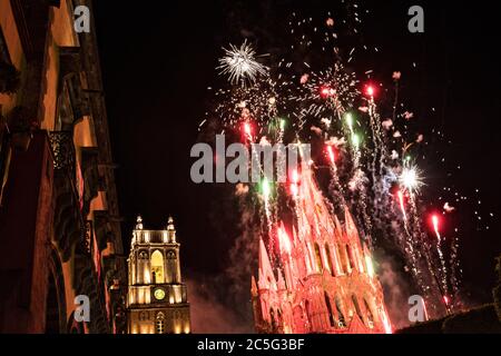 Feuerwerk explodiert über der Parroquia de San Miguel Arcangel und San Rafael Kirche im Jardin Allende während der einwöchigen Fiesta des schutzheiligen Michael 1. Oktober 2017 in San Miguel de Allende, Mexiko. Stockfoto
