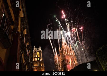 Feuerwerk explodiert über der Parroquia de San Miguel Arcangel und San Rafael Kirche im Jardin Allende während der einwöchigen Fiesta des schutzheiligen Michael 1. Oktober 2017 in San Miguel de Allende, Mexiko. Stockfoto