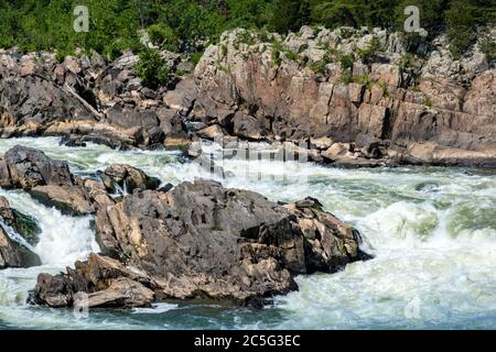 Zerklüftete Felsen, atemberaubende Ausblicke und das gefährliche weiße Wasser des Potomac River im Great Falls Park in McLean, Fairfax County, Virginia. Stockfoto