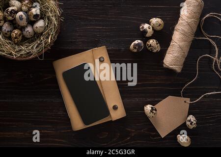 Wachteleier in einem Nest, Platz für Text auf Holz rustikalen Hintergrund Draufsicht close up Stockfoto