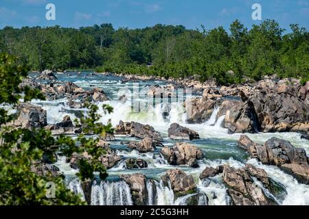 Zerklüftete Felsen, atemberaubende Ausblicke und das gefährliche weiße Wasser des Potomac River im Great Falls Park in McLean, Fairfax County, Virginia. Stockfoto