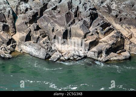 Zerklüftete Felsen, atemberaubende Ausblicke und das gefährliche weiße Wasser des Potomac River im Great Falls Park in McLean, Fairfax County, Virginia. Stockfoto