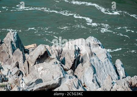 Zerklüftete Felsen, atemberaubende Ausblicke und das gefährliche weiße Wasser des Potomac River im Great Falls Park in McLean, Fairfax County, Virginia. Stockfoto