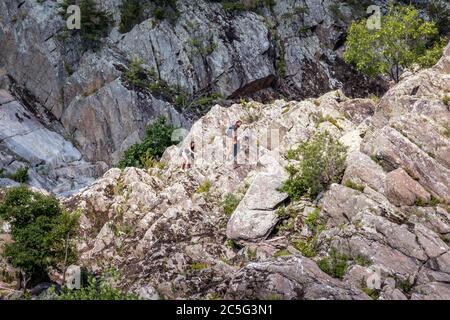 McLean, Virginia / USA - 2. Juli 2020: Aktive Paare wandern durch die zerklüfteten Berge im Great Falls Park in Fairfax County. Stockfoto