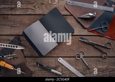 Ledertasche. Arbeit Handwerker in einer Werkstatt. Draufsicht Stockfoto