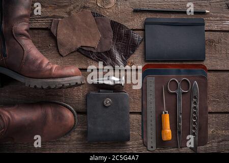 Ledertasche. Arbeit Handwerker in einer Werkstatt. Draufsicht Stockfoto