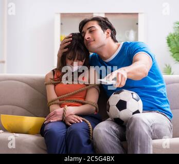 Der Mann seine Frau bis zur sportschau Fußball Stockfoto